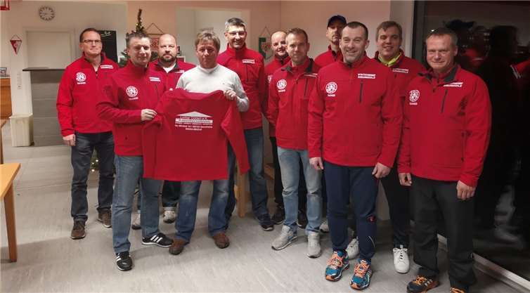 Die Trainer freuten sich über ihre neuen Softshelljacken. Privat