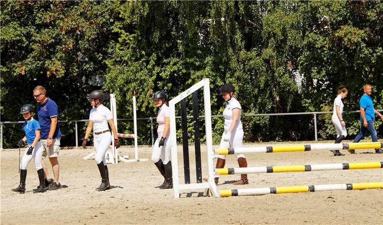 Die Trainer gehen mit ihren Schützlingen den Parcours ab,bevor es an den spannenden Start geht.