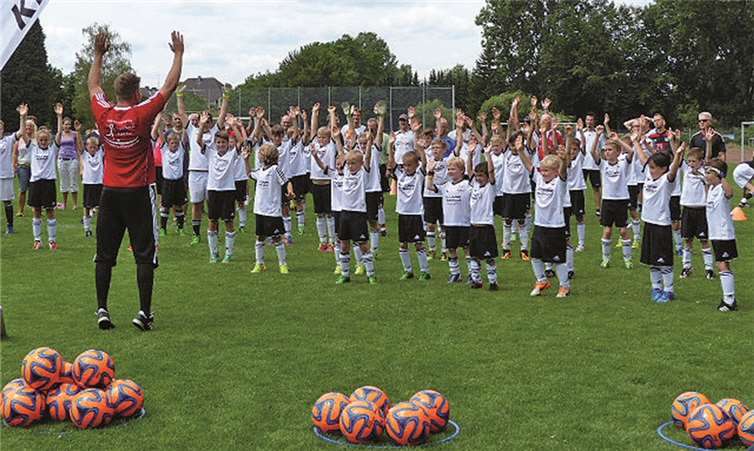 Die Trainer machten es vor und Kinder machten es nach, so einfach kann Fußball sein. privat