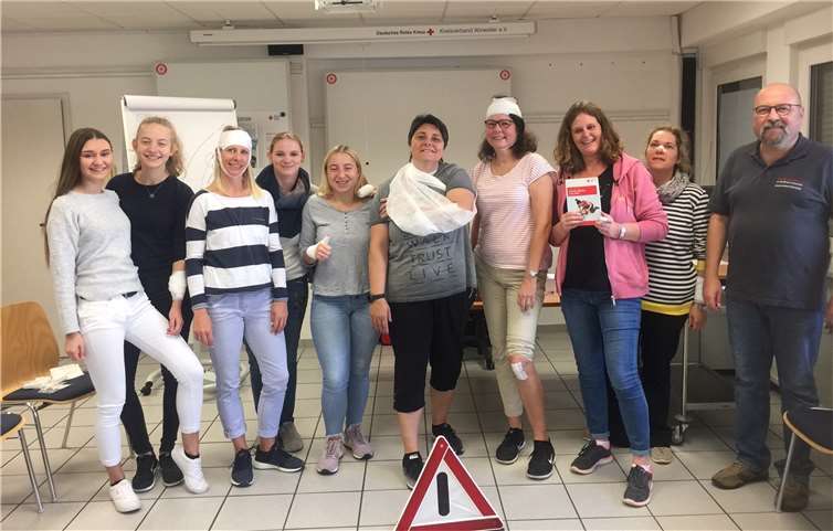 Die Trainer und Betreuer der KG Blau Weiss fröhlich beim Erste-Hilfe-Kurs.Foto: privat