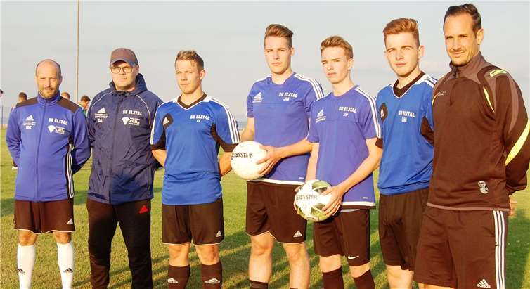 Die Trainer und die Neuzugänge sind optimistisch: (v.li.) Fitness-Trainer Thorsten Weiler, Trainer Sascha Arenz, René Risser, Marc Schweitzer, Tim Groenenberg, Louis Schneider und Trainer Sascha Wirtz.Fotos: SK