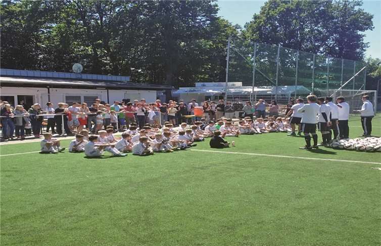 Die Trainer weisen die Nachwuchsspieler ein.