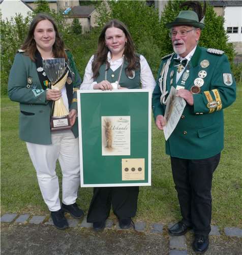 Die Trainerin Teresa Lauxen und BJgSchtzM Manfred Fröhlig freuen sich mit Lilli-Anna Pleinen.