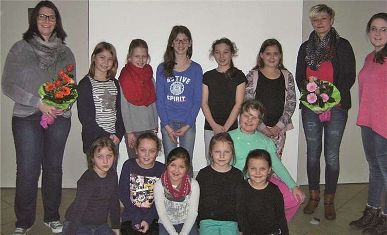 Die Trainerinnen Gabi Maring und Tanja Dünnes geben ihr Amt an Laura Heidemeyer ab, die sich schon auf die Tanzstunden mit den Kids freut. privat