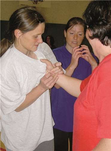 Die Trainerinnen des Karate-Club Puderbach erklären den weiblichen Teilnehmerinnen auf verständliche Weise die ersten effektiven Selbstverteidigungstechniken. privat