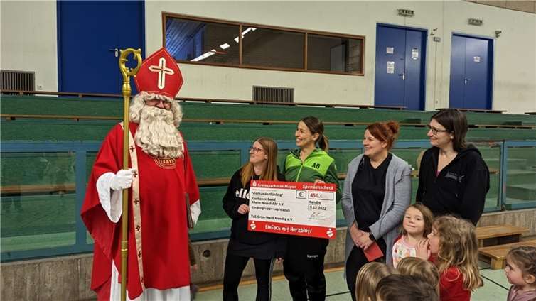 Die Trainerinnen überreichten im Namen der Eltern als Dankeschön eine großzügige Spende von 450 Euro.