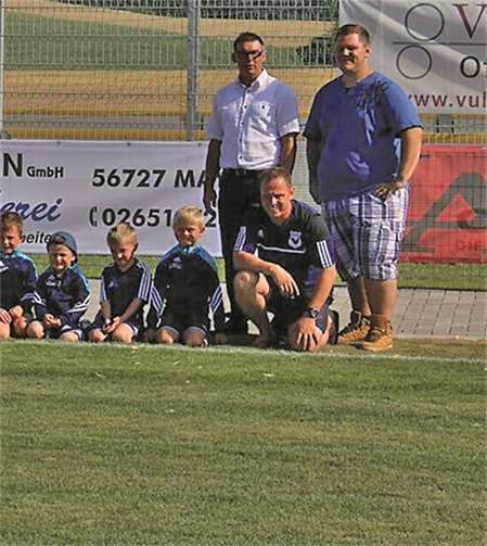 Die Trainingsanzüge wurden an die Kinder übergeben, die sich sehr darüber freuten.privat