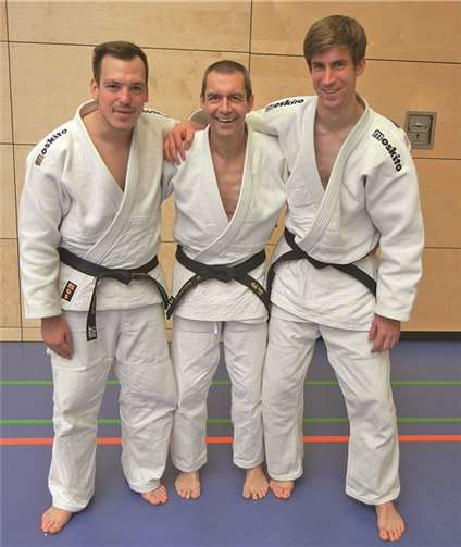 Die Trainingsgruppe (v.l) des JC Maifeld e.V. mit Holger Schenk, Dr. Wolfgang Röser und Gregor Feils (Gappenach) nach bestandener Prüfung zum 3. Dan.privat