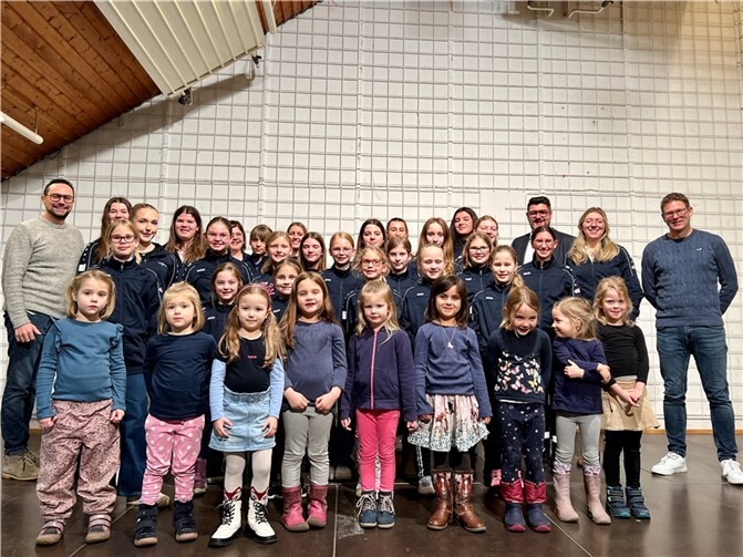 Die Trainingsjacken wurden offiziell bei einer feierlichen Übergabezeremonie präsentiert.  Foto: privat