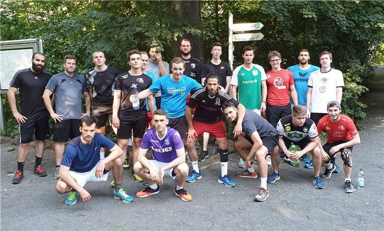 Die Trainingsteilnehmer im Schlosspark Sayn, wo ein Teil der Laufeinheiten absolviert wird. Foto: privat