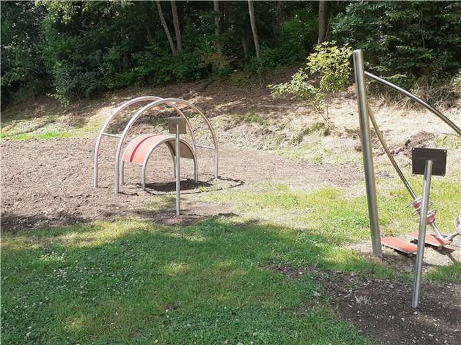 Die „Trainingstonne“ bietet am Riedener Waldsee weitere Trainingsmöglichkeiten.  Foto: Ortsgemeinde Rieden/Andreas Doll