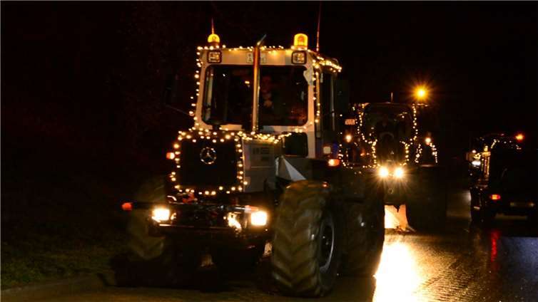 Die Traktoren waren mit vielen Lichtern geschmückt.