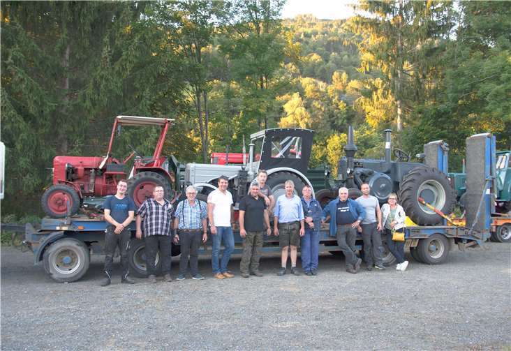 Die Traktoren wurden auf Tiefladern transportiert. Fotos: Privat