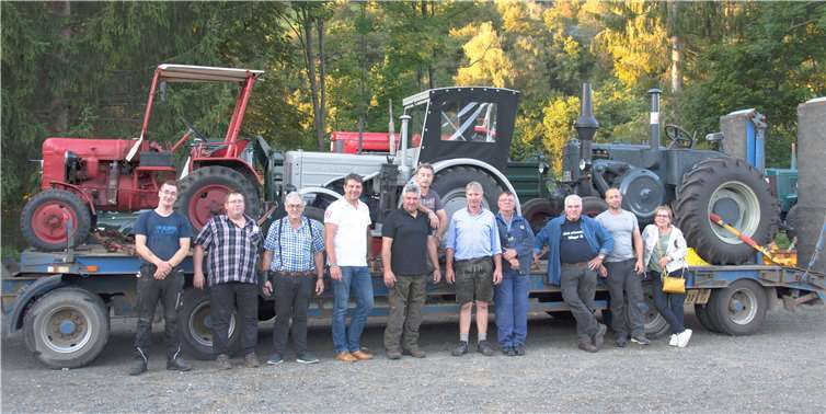 Die Traktoren wurden auf Tiefladern transportiert. Fotos: Privat