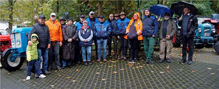 Die Traktorfreunde Kannenbäckerland trotzten am vergangenen Sonntag dem Regen mit guter Laune. Fotos: MIH