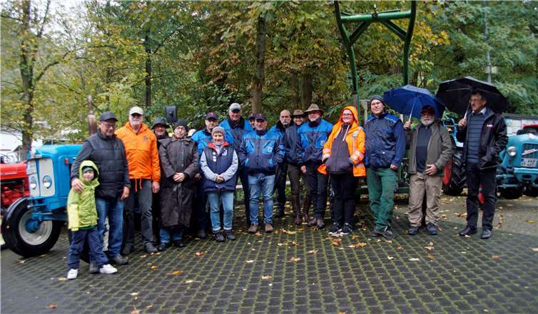Die Traktorfreunde Kannenbäckerlandtrotzten am vergangenen Sonntag dem Regen mit guter Laune. Fotos: MIH