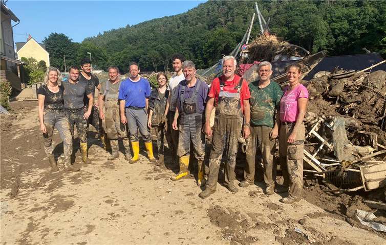 Die Traktorfreunde mit weiteren Helfern an der Ahr - voller Schlamm, aber glücklich, dass sie helfen konnten. Foto: Traktorfreunde