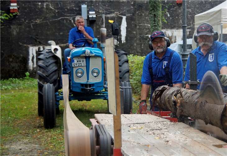 Die Traktorfreunde präsentierten den vielen interessierten Zuschauern die alte Schwellensäge in Aktion.