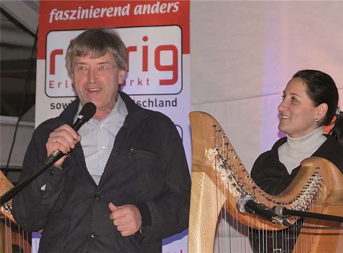 Die Trampolin-Weltmeisterin Anna Dogonadze half Hans Peter Röhrig beim Sammeln für die Spendenaktion „Kinderglück“.