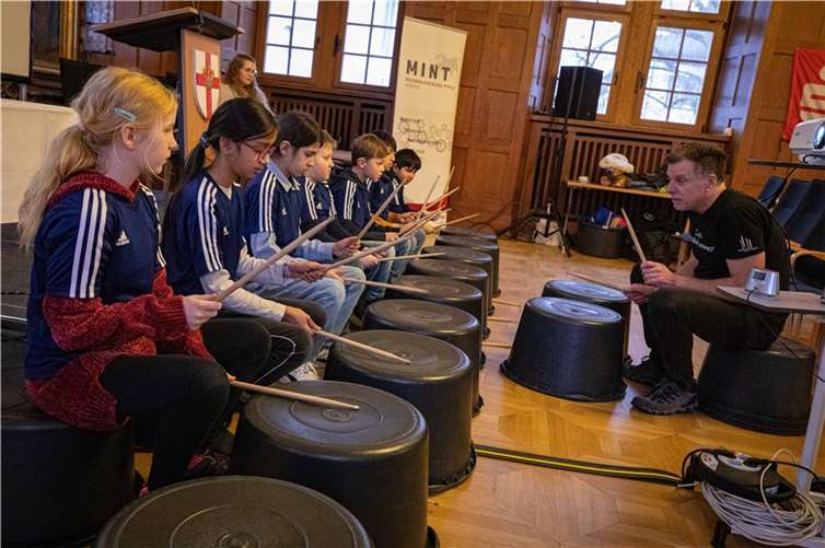 Die Trash-Drumming AG der Grundschule Güls unter der Leitung von Alexander Sauerländer (rechts) von der Musikschule der Stadt Koblenz stellte bei der Schängelpreisverleihung ihr Können unter Beweis.