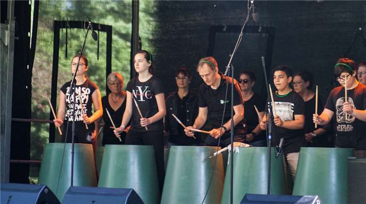 Die Trashdrumming-Gruppe der Kreismusikschule Rhein-Lahn überzeugte mit ihrer Performance am zweiten Festivalstag.