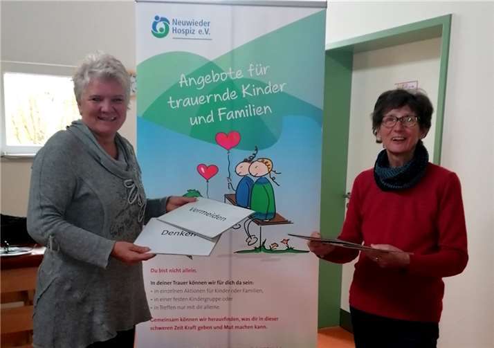 Die Trauerbegleiterinnen Beate Christ (links) und Heidi Hahnemann referierten zum Thema „Kinder trauern anders“ in der HTZ-Kita in Asbach.  Foto: Hospizverein Neuwied