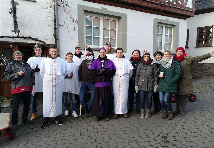 Die Trauergemeinde zog von Geschäft zu Geschäft. Foto: privat