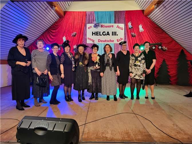 Die Trauerperlen (Beate Draws, Ute Eller, Ulla Klöckner, Lydia Krechel, Ursula Kruber, Gisela Pulze, Andrea Rüdell, Hilde Schäfer, Helga Sochor, Marlene Weiler) besangen so manche Todesursache ihrer geliebten Ehemänner.  Foto: privat