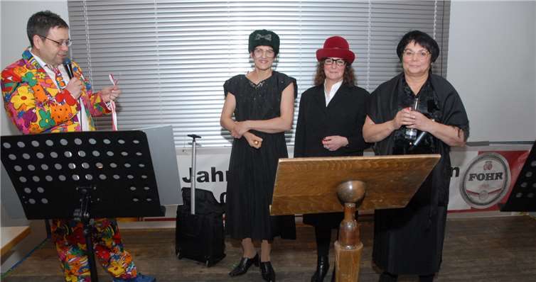 Die Trauerschnallen brachten mit ihrenKlostergesängen den Saal und Sitzungsleiter Volker Müller zum Lachen. Fotos: KER