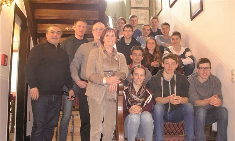 Die Treis-Kardener Ruderer mit dem Saalburger Team: Trainer Dominik Keller (zweiter v. links) und Michael Hippert (links), als drittes und viertes von links Wolfgang und Jutta Müntnich von der „Villa Keller“.privat