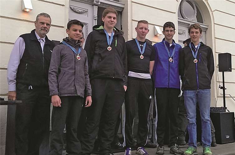 Die Treppe zum Schloss Monaise als Siegerpodest der Südwestdeutschen Meister. (V.l.n.r.) Ulrich Steinfurth, 1. Vors. des Landesruderverbands, ehrte den Sieger im Junioren Doppelvierer U17 Steuermann Lorenz Schneiders, Florian Stein, Fabian Bach (Saarburg), Schlagmann Tim Bier und Jonathan Müller. privat