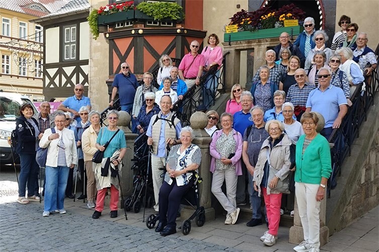 Die Treppe zum historischen Rathaus von Wernigerode, dem Wahrzeichen der Stadt, war die perfekte Kulisse für die Mitglieder der Senioren-Union Andernach für ihr Gruppenfoto