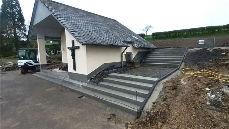 Die Treppenstufen rechts neben und vor der Trauerhalle sind installiert worden.