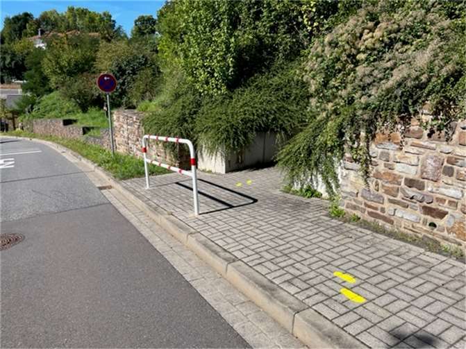 Die Treppenzuwegung von der kleinen Hohl wurde straßenseitig mit einem Umlaufgitter abgesichert.