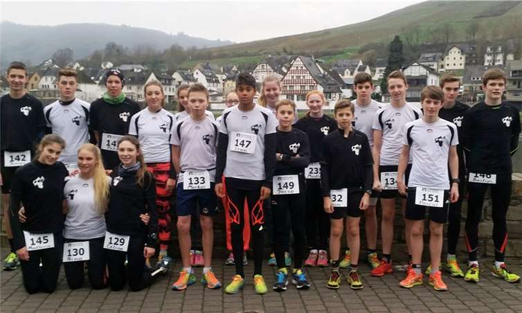 Die Triathleten aus Ahrweiler im Kreis der Kaderathleten.privat