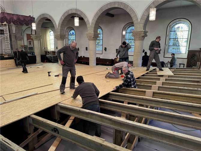 Die Tribüne in der Kirche St. Hubertus in Rieden für die Aufführungen der Passionsspiele.  Foto: privat
