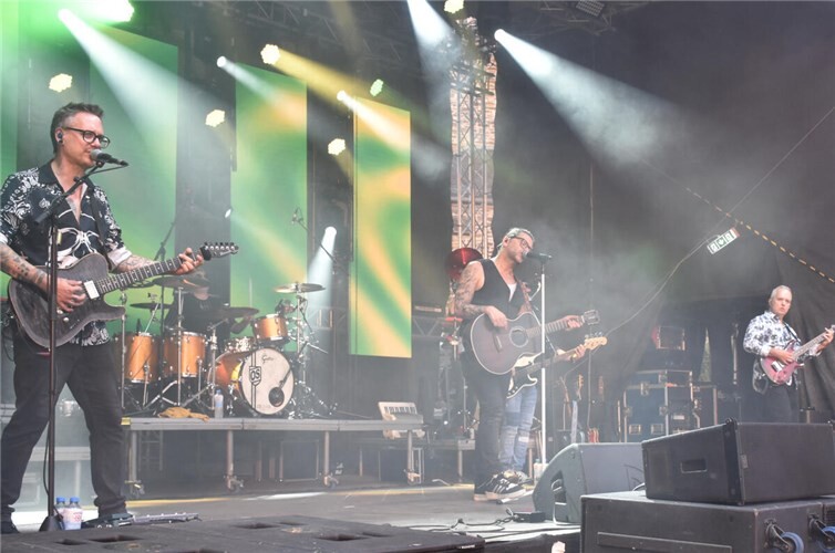 Die Tribute-Band „Maffay pur“ begeisterte zum Festival-Auftakt hunderte Fans.