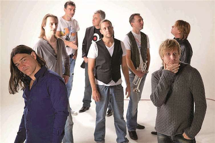 Die Tributeband „Reggatta de Blanc“ sorgen auf der RPR-Bühne am Bahnhof Engeln für Stimmung.