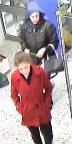 Die Trickbetrüger wurden durch Überwachungskameras aufgenommen.