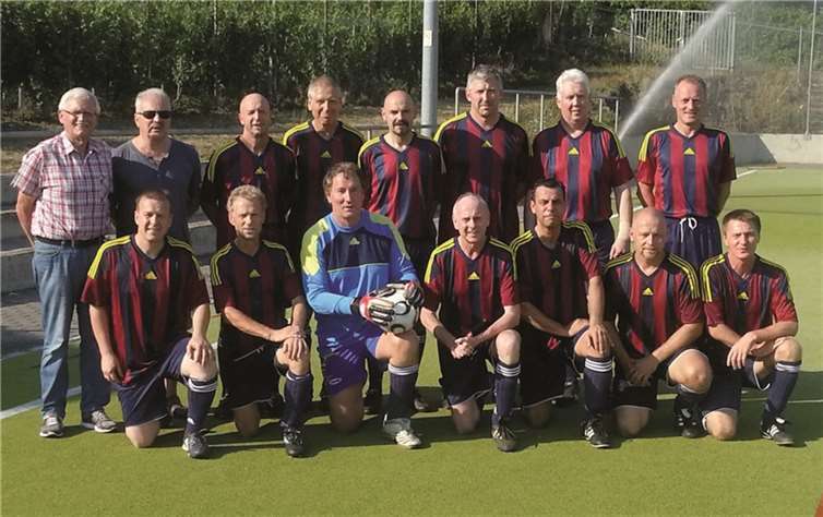 Die Trikotfarben des FC Barcelona standen "Pate" für die neuen Outfits der Ü50 Ahr. privat