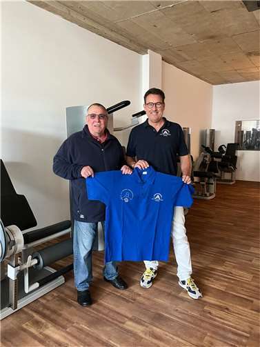 Die Trikots wurden im Rahmen der Neueröffnung der Praxis in Wormersdorf übergeben. Foto: privat