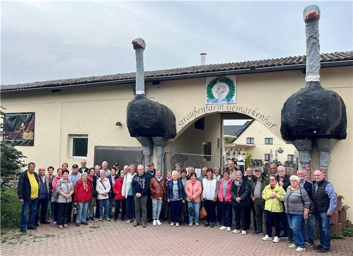 Die Trimbser Seniorinnen und Senioren am Eingang der Straußenfarm „Gemarkenhof“ in Remagen. Quellen: Ortsgemeinde Trimbs