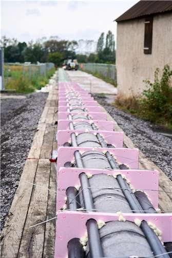 Fels liegt der neuen Trinkwasserleitung im Weg Die Trinkwasserleitung sowie Leerrohre sind bereits zusammengeschweißt und liegen auf der Insel Niederwerth bereit.