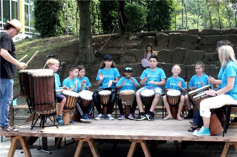 Die Trommel-AG um Dietmar Dietrich eröffnete das Schülerprogramm. DL