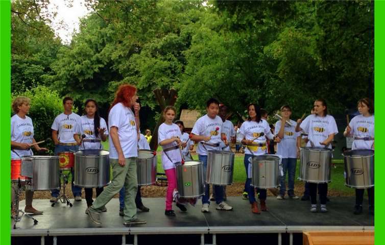 Die Trommelgruppe „Samba Bees“ eröffneten das Sommerfest. privat