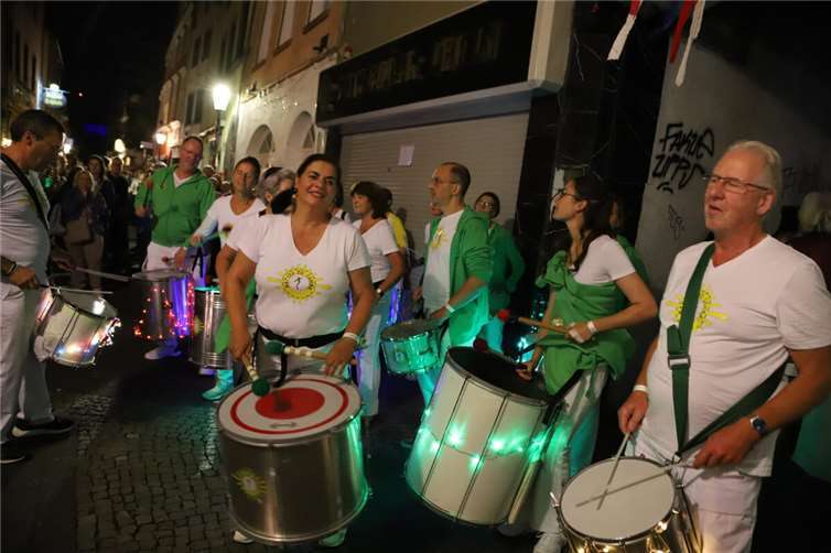 Die Trommlergruppe zog durch die Stadt. Fotos: WAMFO.DE
