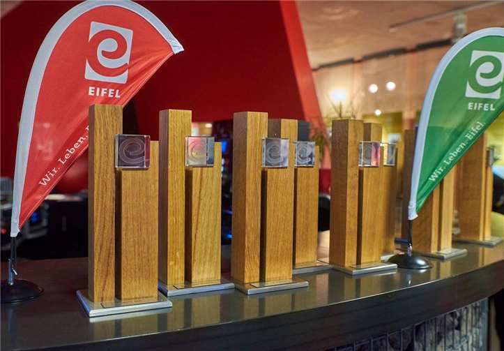 Die Trophäen wurden von der Staatlichen Glasfachschule in Rheinbach unter Federführung von Georg Linden gestalteten.