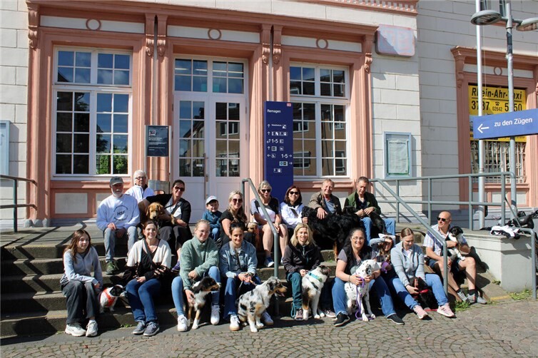 Die „Truppe“ auf der Bahnhofstreppe