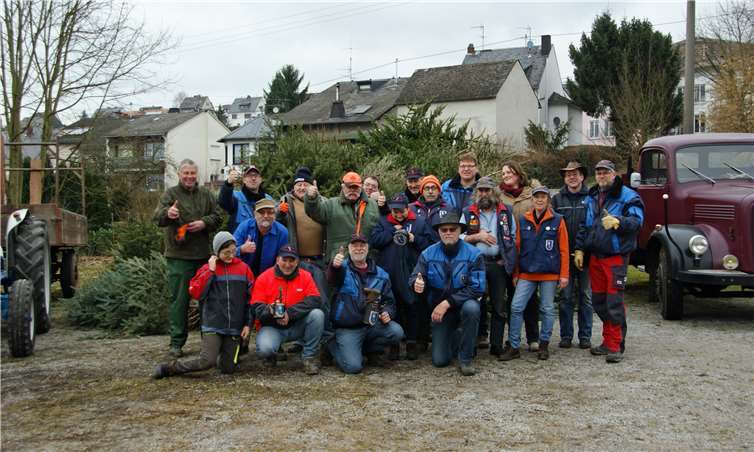 Die Truppe der Traktorfreunde Kannenbäckerland sammelte drei Stunden Weihnachtsbäume in Hillscheid.