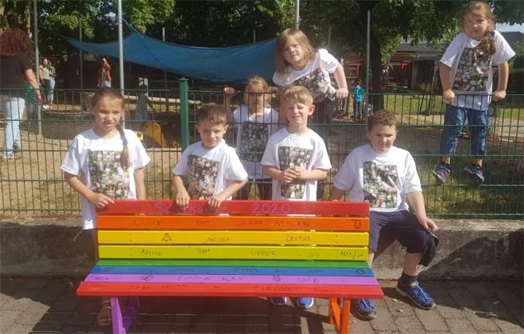 Die Tschüss-Kinder 2020 bei der Übergabe der Bank in Regenbogenfarben.Foto: Privat